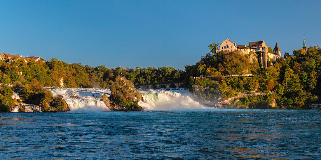 Rheinfall von Schaffhausen mit Schloss Laufen, Neuhausen bei Schaffhausen, Kanton Schaffhausen, Schweiz, Europa