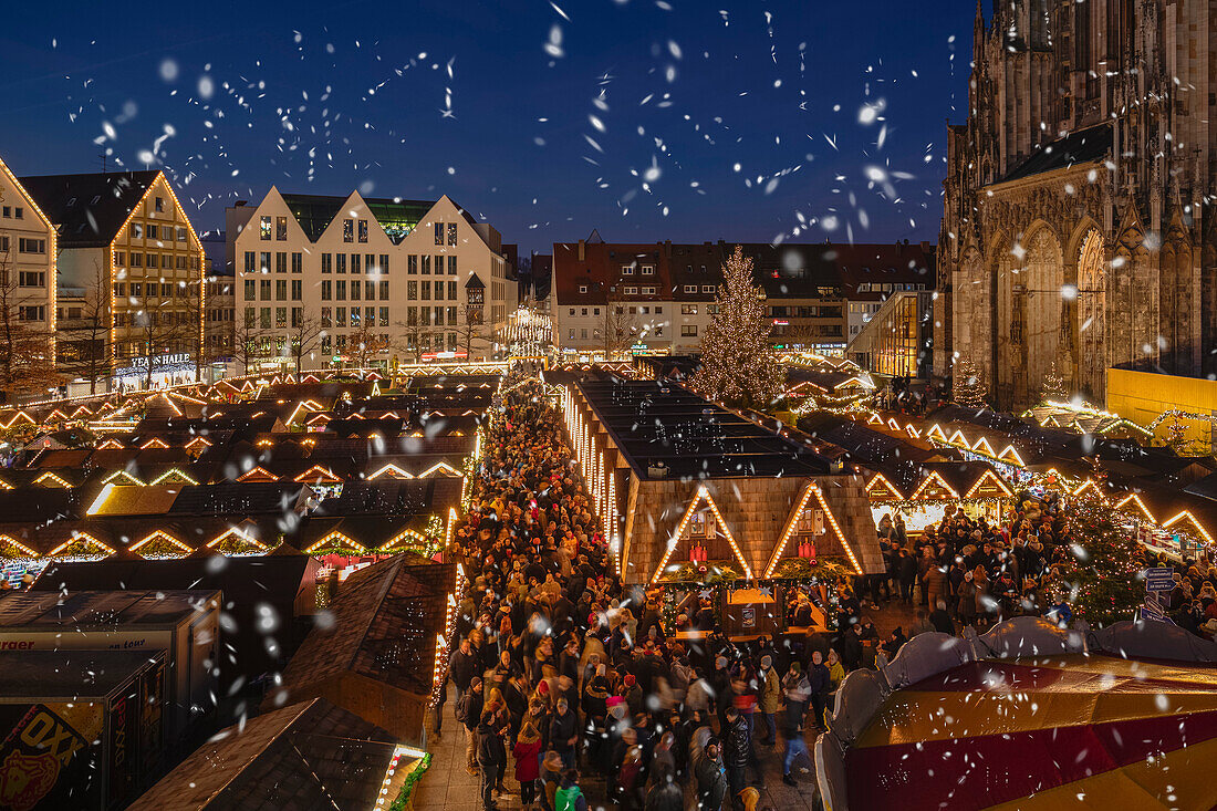 Christmas market in front of the Cathedral on Munsterplatz, Ulm, Baden-Wurttemberg, Germany, Europe