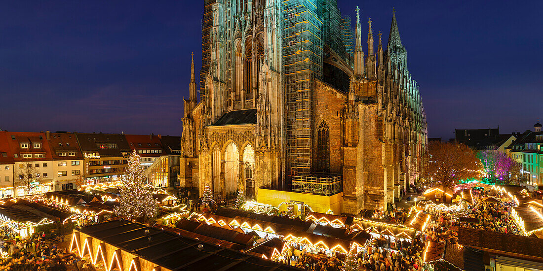 Weihnachtsmarkt vor dem Münster auf dem Münsterplatz, Ulm, Baden-Württemberg, Deutschland, Europa