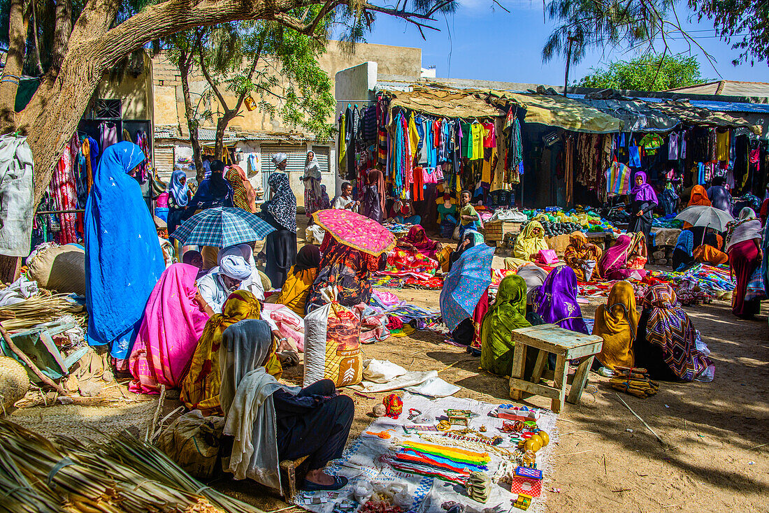 Waren zum Verkauf auf dem Montagsmarkt von Keren, Eritrea, Afrika