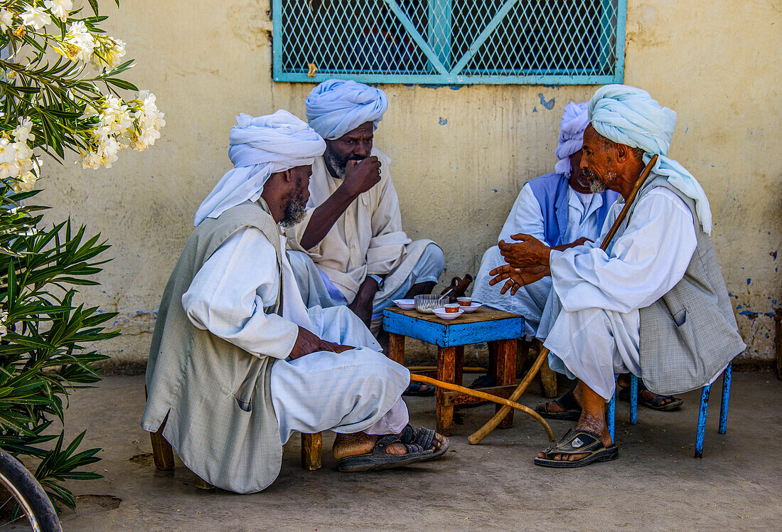 Alte Männer unterhalten sich auf dem Montagsmarkt von Keren, Eritrea, Afrika