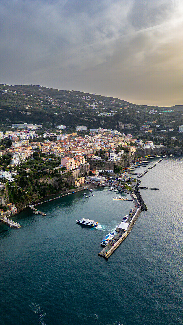 Luftaufnahme von Sorrento, Bucht von Neapel, Kampanien, Italien, Europa