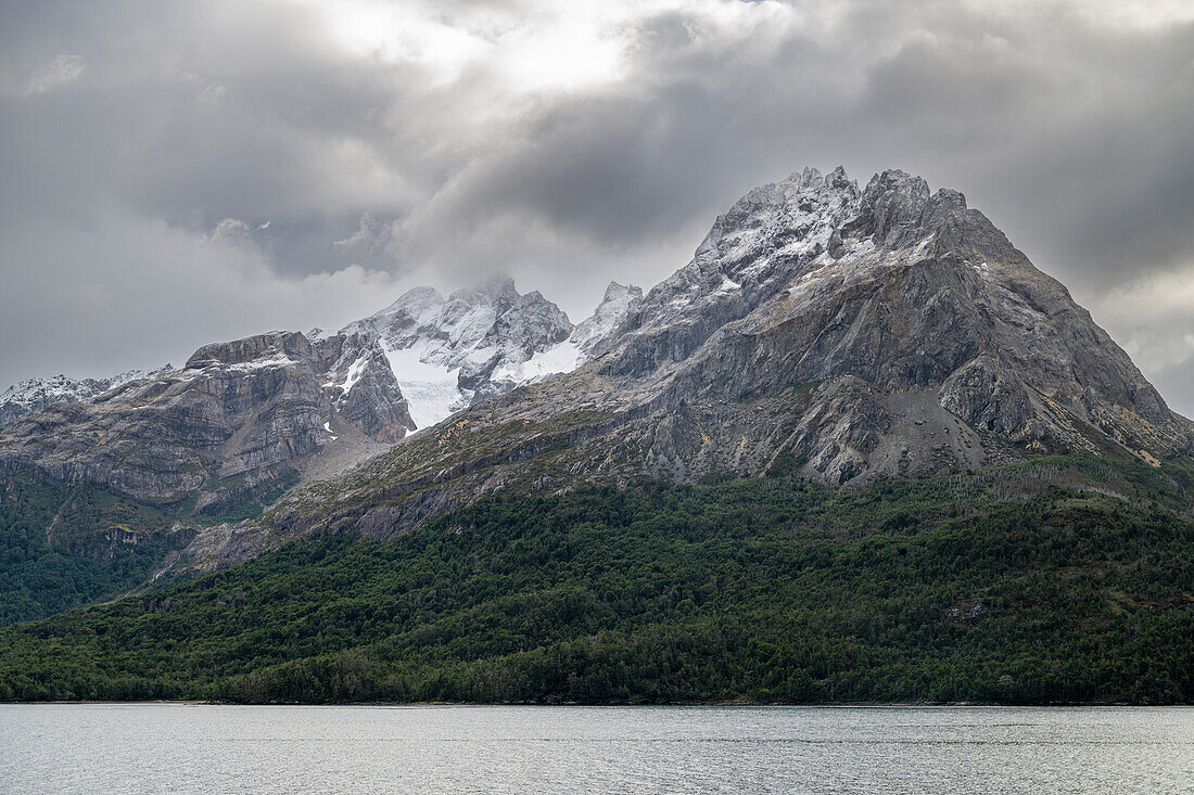 Berge im Agositini-Fjord in der Nähe des Aguila-Gletschers, Feuerland, Chile, Südamerika