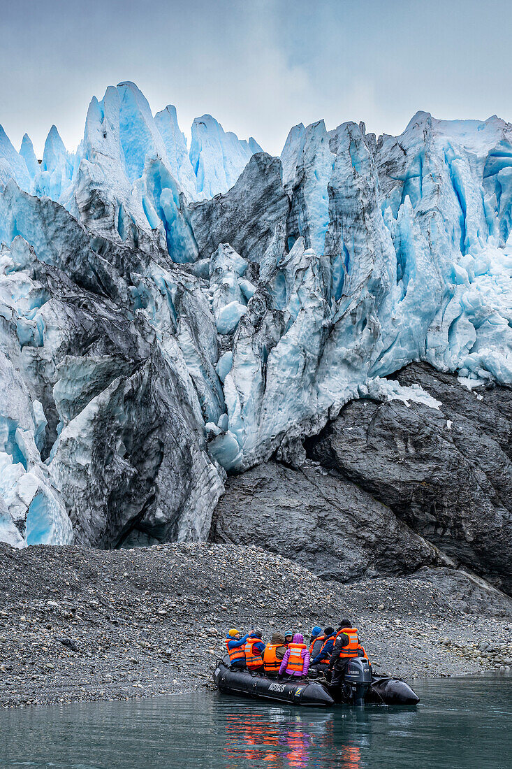 Touristen im Zodiac unterhalb des Aguila-Gletschers, Feuerland, Chile, Südamerika