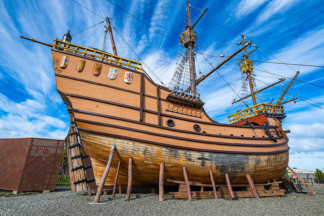 Replik eines historischen Schiffes, Nao Victoria Museo, Küste von Punta Arenas, Patagonien, Chile, Südamerika