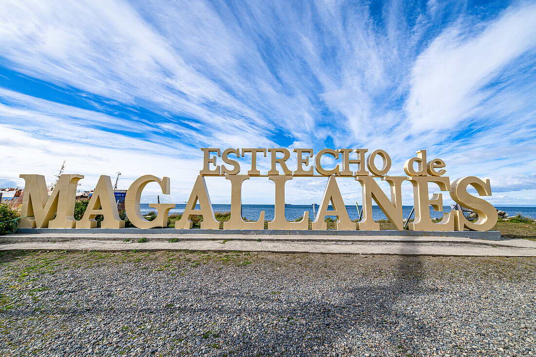 Magellan-Schild am Nao Victoria Museo, Küste von Punta Arenas, Patagonien, Chile, Südamerika