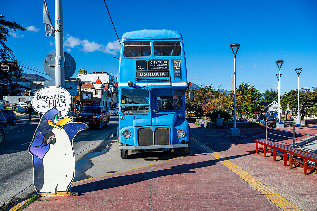 Alter türkisblauer Doppeldecker-Tourbus, Hafen von Ushuaia, Feuerland, Argentinien, Südamerika