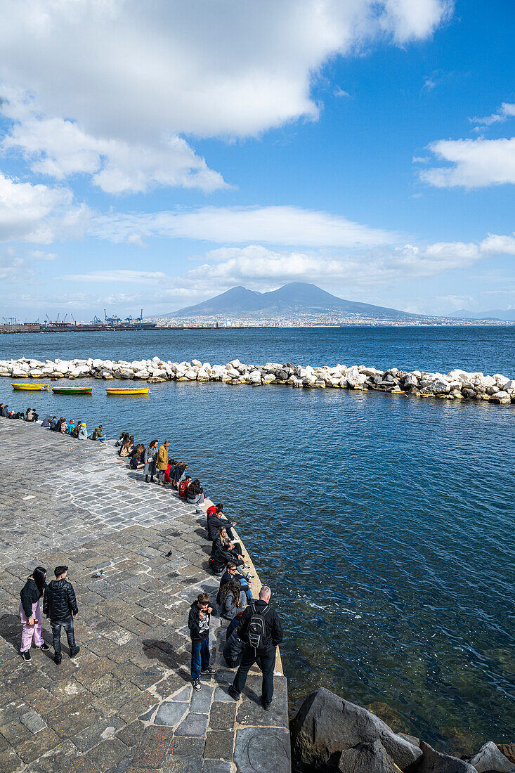 Pier im historischen Zentrum von Neapel (Napoli), UNESCO-Welterbestätte, mit dem Vesuv im Hintergrund, Kampanien, Italien, Europa