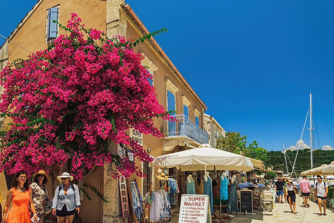 Geschäfte und Touristen am Wasser im Dorf Fiscardo, Kefalonia, Ionische Insel, Griechische Inseln, Griechenland, Europa