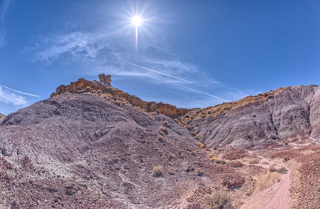 Blick von unterhalb eines Bergrückens, der den Jim Camp Wash am Südende des Petrified Forest National Park überblickt, Arizona, Vereinigte Staaten von Amerika, Nordamerika