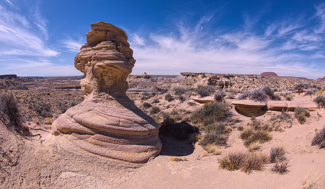 Ein Hoodoo namens Zuni-Krieger am Rande einer Klippe in der Nähe von Hamilili Point, Hamilili ist Zuni und bedeutet versteinertes Holz, Petrified Forest National Park, Arizona, Vereinigte Staaten von Amerika, Nordamerika