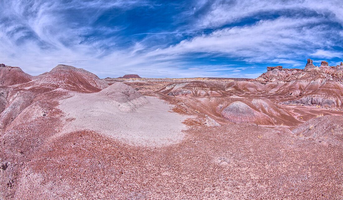 Ein kleiner Hügel aus grauem Bentonit-Ton, der mit dem violetten Bentonit des Hamilili-Tals am südlichen Ende des Petrified Forest National Park, Arizona, Vereinigte Staaten von Amerika, Nordamerika, zu verschmelzen scheint