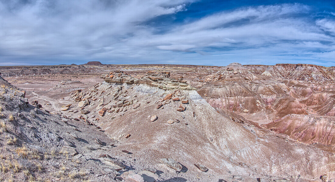 Kleine Tafelberge mit flachen Gipfeln, die Rock Islands genannt werden, am Südende des Petrified Forest National Park, Arizona, Vereinigte Staaten von Amerika, Nordamerika