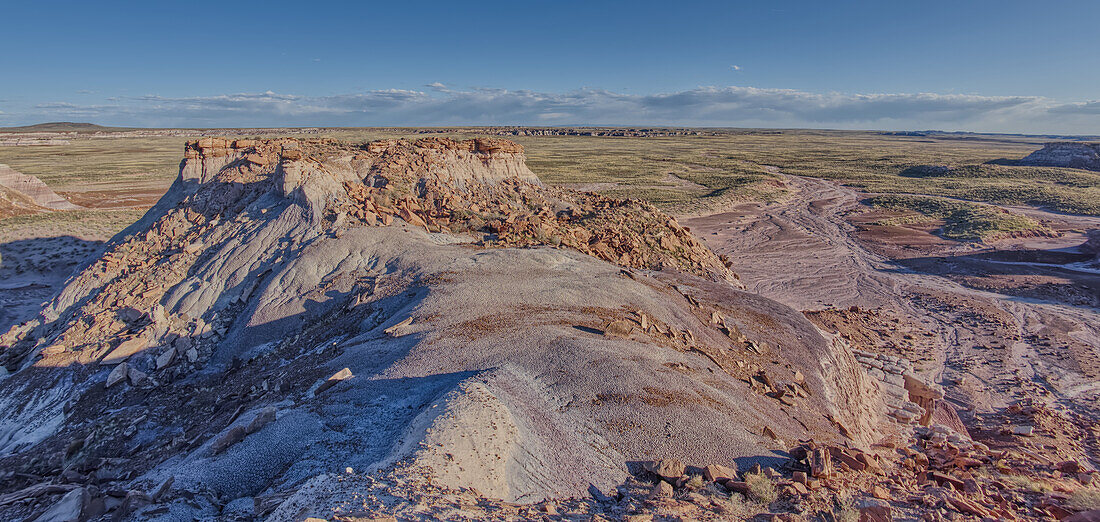 Eine Felseninsel direkt neben dem Billings Gap Trail im Petrified Forest National Park, Arizona, Vereinigte Staaten von Amerika, Nordamerika