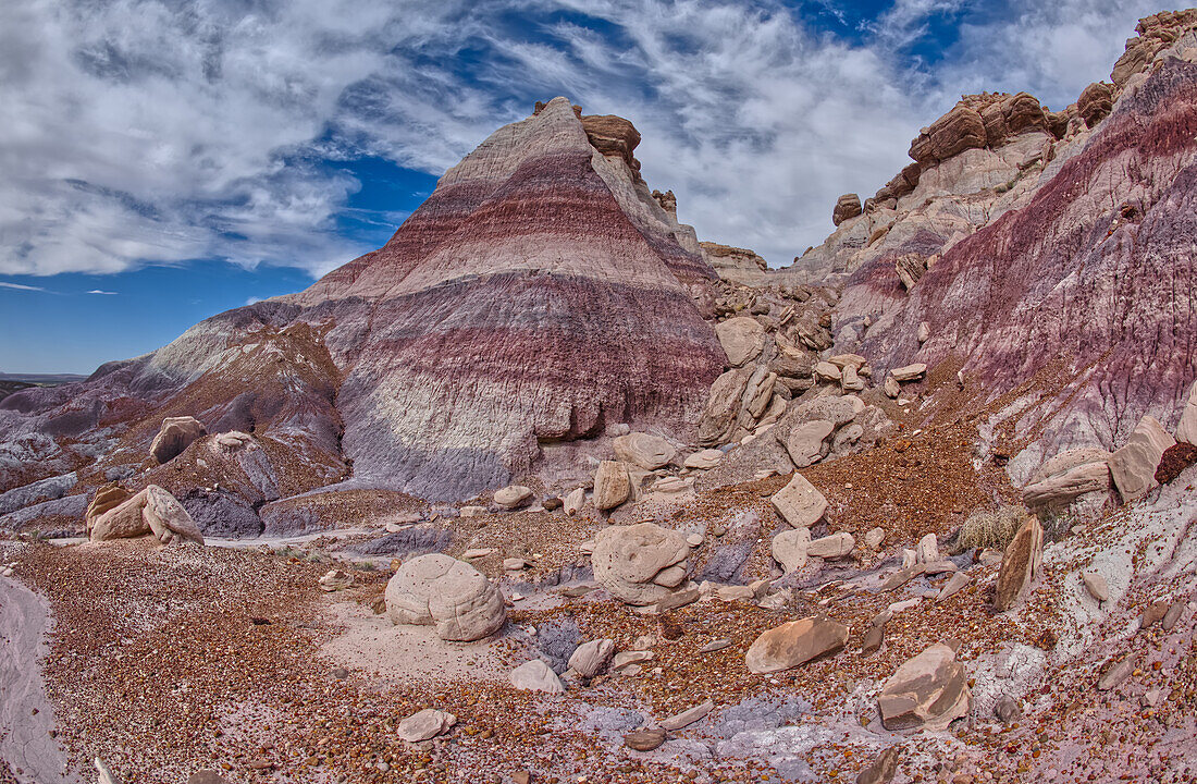 Blick von unterhalb der Nordklippen von Blue Mesa im Petrified Forest National Park, Arizona, Vereinigte Staaten von Amerika, Nordamerika