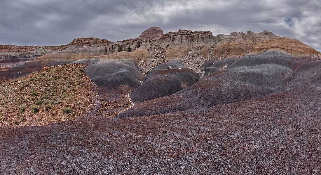 Mit Hoodoo gefüllte Klippen an der Nordseite der Blue Mesa im Petrified Forest National Park, Arizona, Vereinigte Staaten von Amerika, Nordamerika