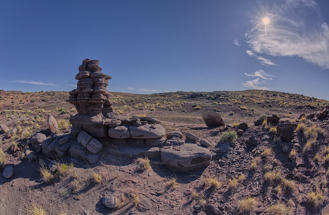 Eine vom Wind geformte Felsspitze auf Crystal Mesa westlich von Hamilili Point im Petrified Forest National Park, Arizona, Vereinigte Staaten von Amerika, Nordamerika