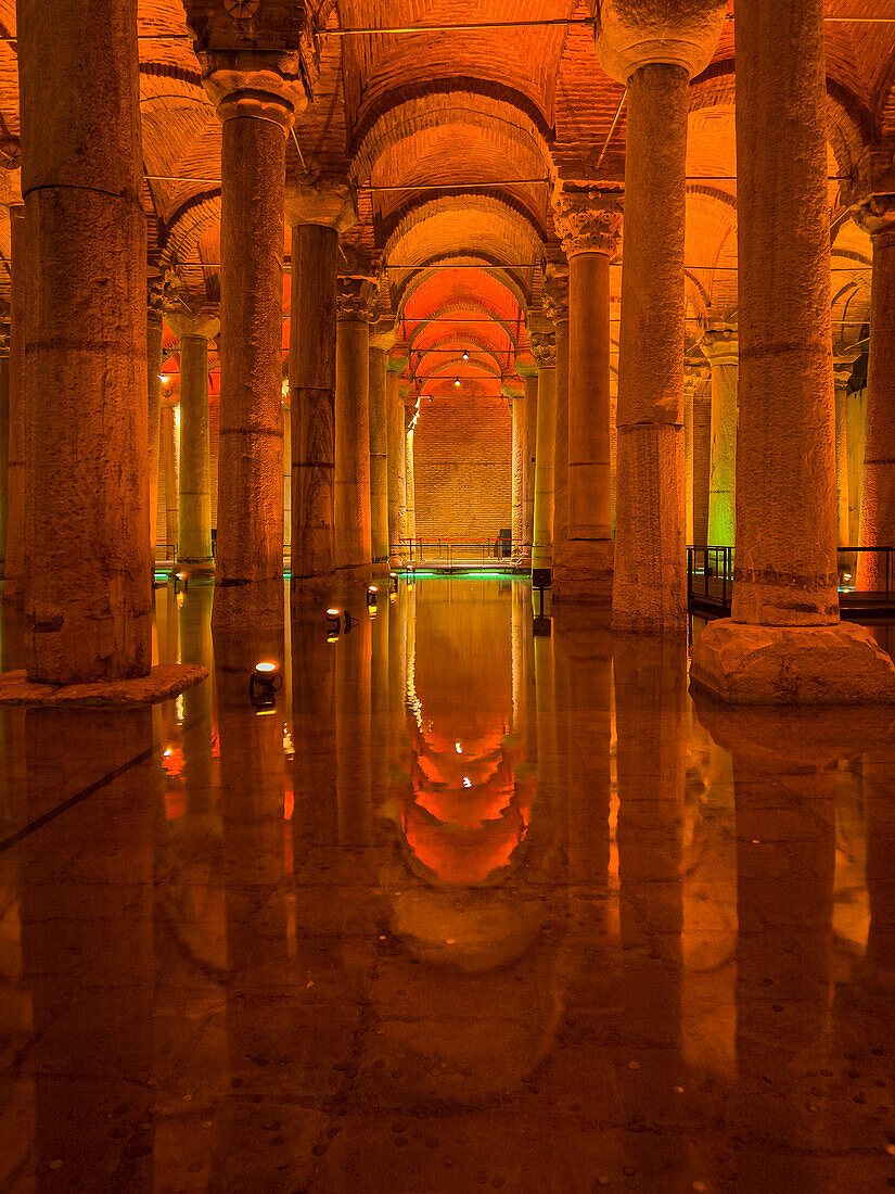 Zisternenbasilika mit orangefarbener Beleuchtung, Istanbul, Türkei, Europa