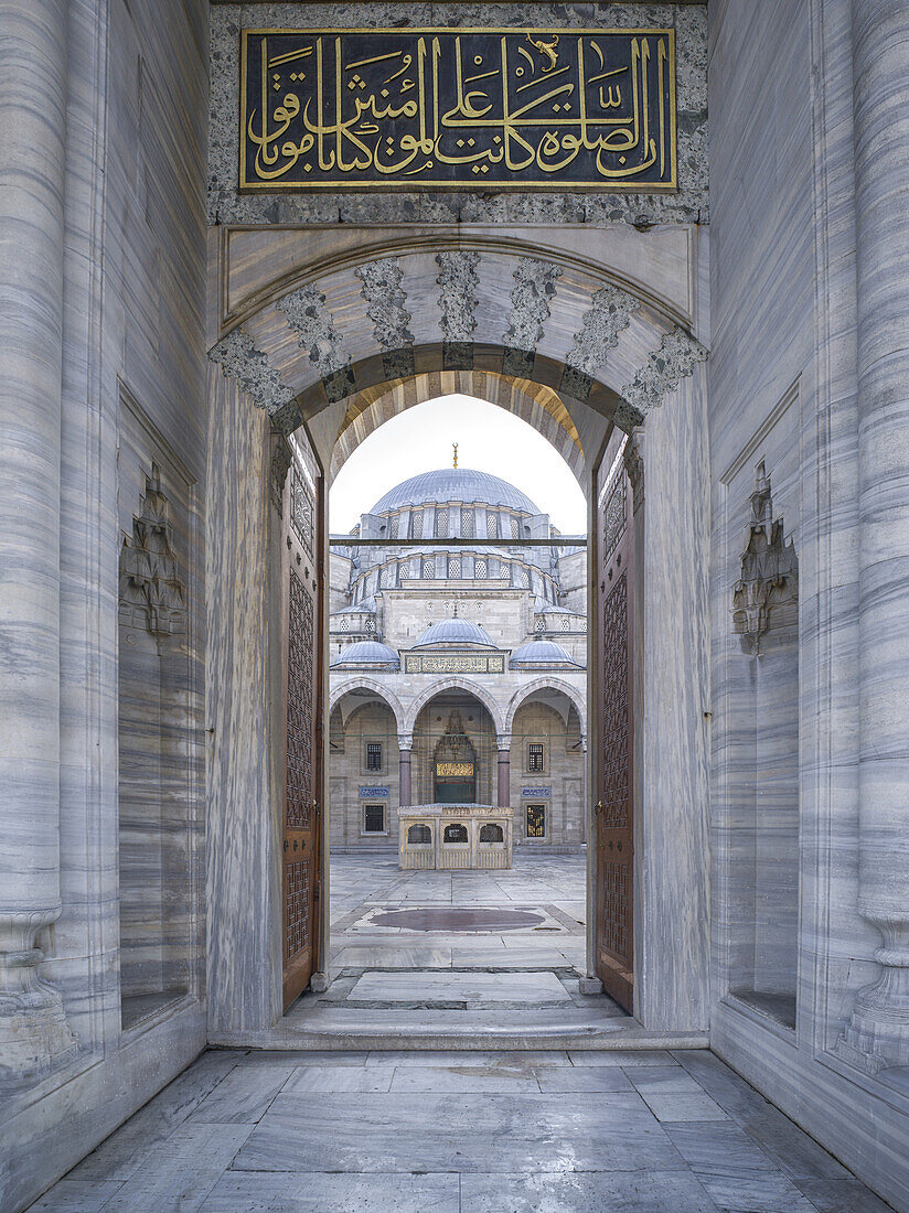 Haupttor der Süleymaniye-Camii-Moschee, UNESCO-Welterbe, Istanbul, Türkei, Europa