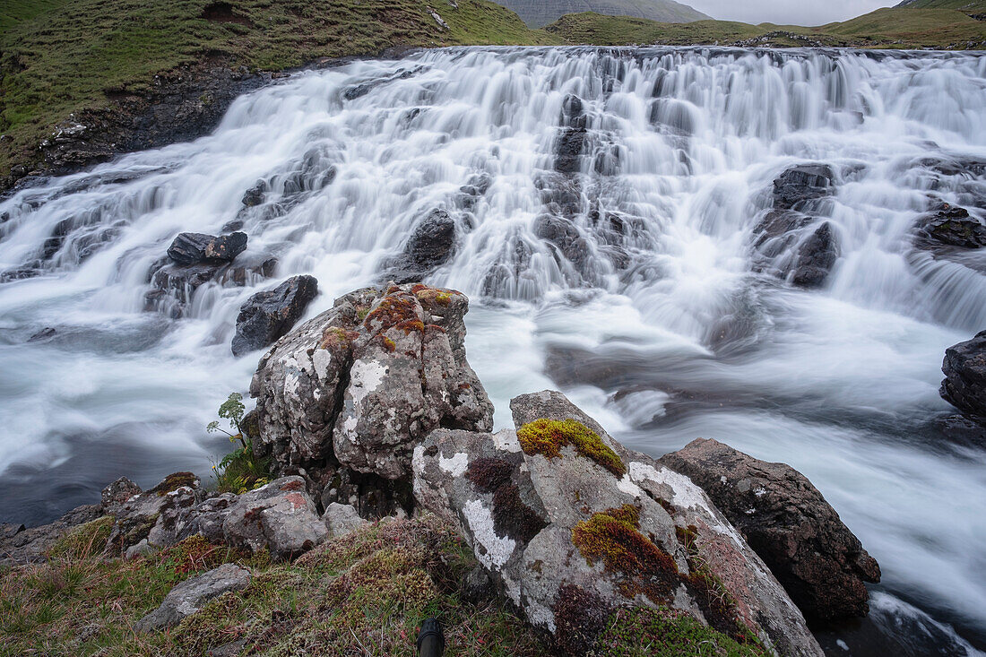 Wasserfall Reipsafossur auf der Insel Vagar, Färöer Inseln, Dänemark, Nordatlantik, Europa