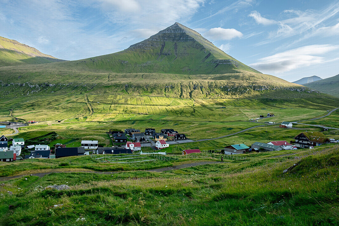 Ein sonniger Tag in Gjogv auf der Insel Eysturoy, Färöer Inseln, Dänemark, Nordatlantik, Europa