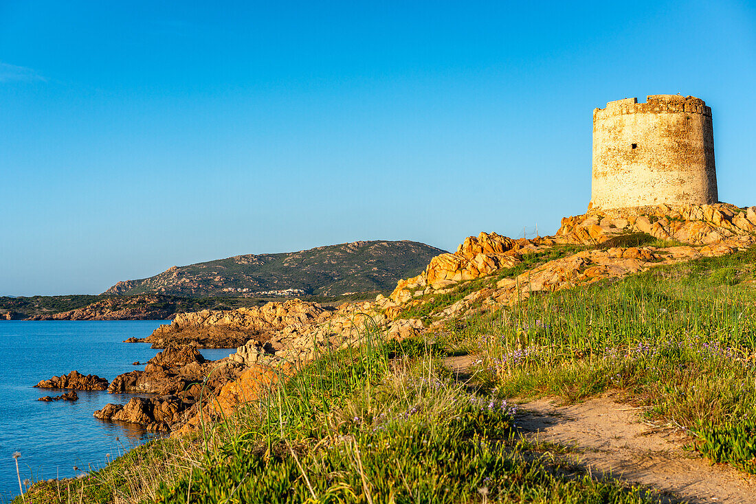 Isola Rossa historischer Turm bei Sonnenuntergang, Sardinien, Italien, Mittelmeer, Europa