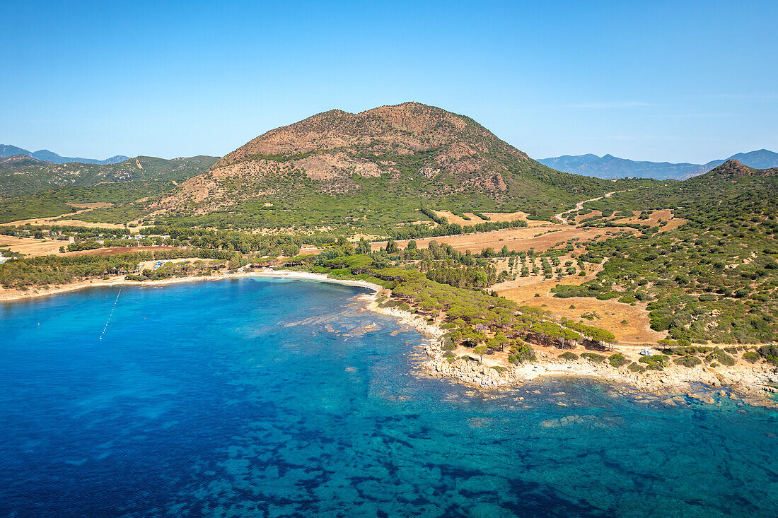 Drohnen-Luftaufnahme der Strandlandschaft am Kap Ferrato, Sardinien, Italien, Mittelmeer, Europa