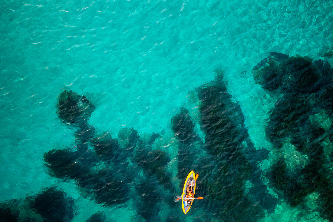 Luftbilddrohne über einem Kajak auf dem türkisfarbenen Wasser des Mittelmeers, Sardinien, Italien, Mittelmeer, Europa