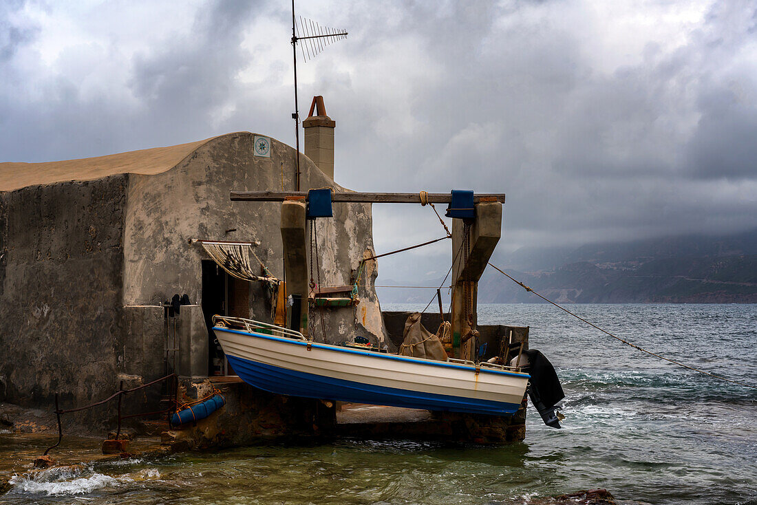 Altes Fischerhaus (Casa del Pescatore) in der Mitte des Meeres in Porto Paglia an der Küste, Sardinien, Italien, Mittelmeer, Europa