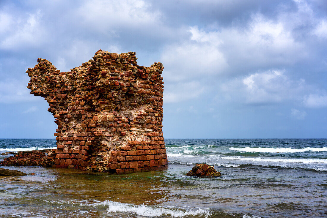 Historischer Turm von Porto Paglia im Meer an der Küste von Sardinien, Italien, Mittelmeer, Europa