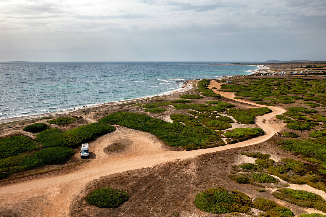 Wohnmobil mit Sonnenkollektoren auf dem Dach, geparkt am Strand von Su Bardoni, Sardinien, Italien, Mittelmeer, Europa