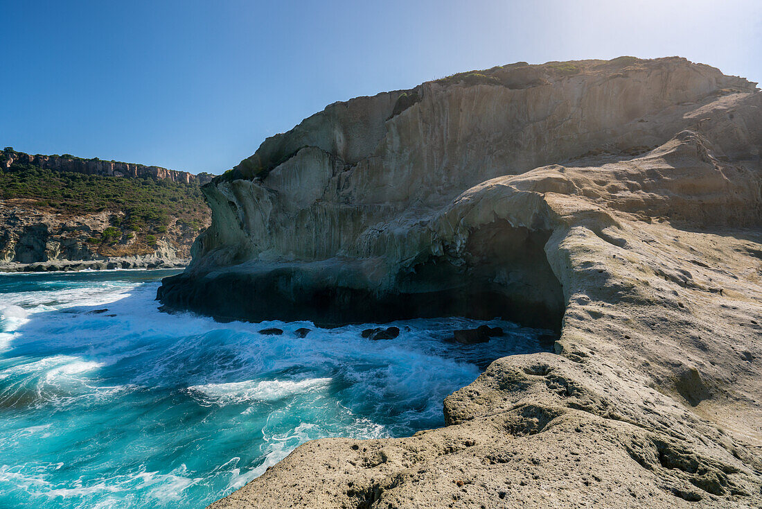 Cane Malu Höhle mit Meereswellen, die an die Felsen krachen, Sardinien, Italien, Mittelmeer, Europa