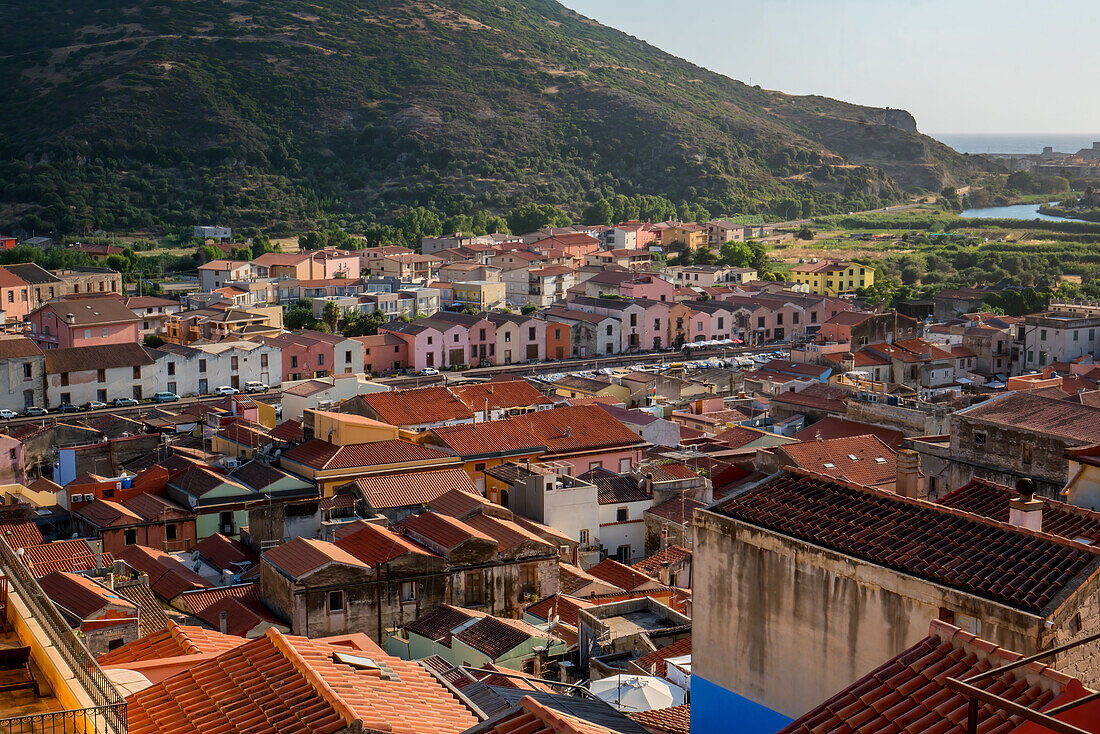 Bosa Stadt bunte Gebäude bei Sonnenuntergang, Bosa, Sardinien, Italien, Mittelmeer, Europa