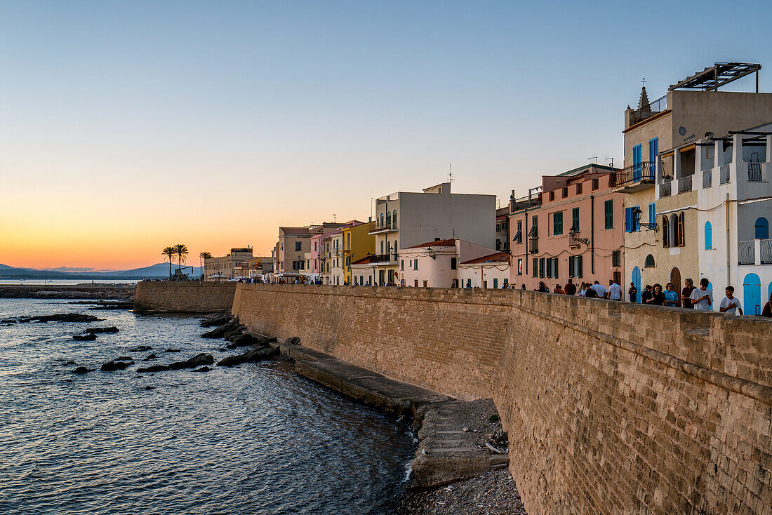 Stadtmauer von Alghero und historische Gebäude bei Sonnenuntergang, Alghero, Sardinien, Italien, Mittelmeer, Europa