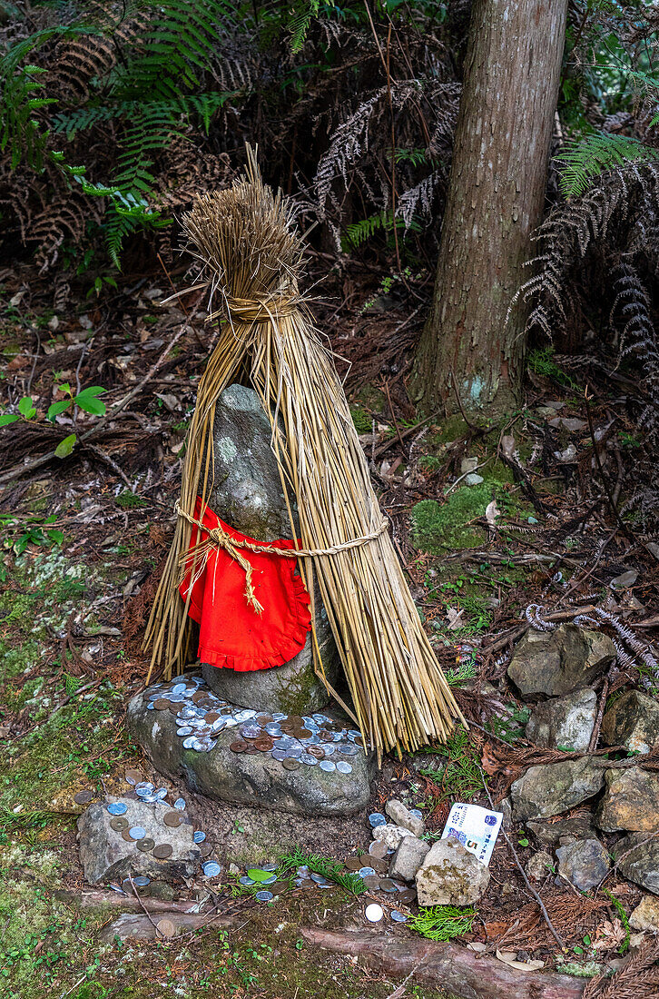 Kleiner Schrein mit Geldopfern entlang der alten Pilgerroute Kumano Kodo in der Nähe von Hongu, Honshu, Japan, Asien