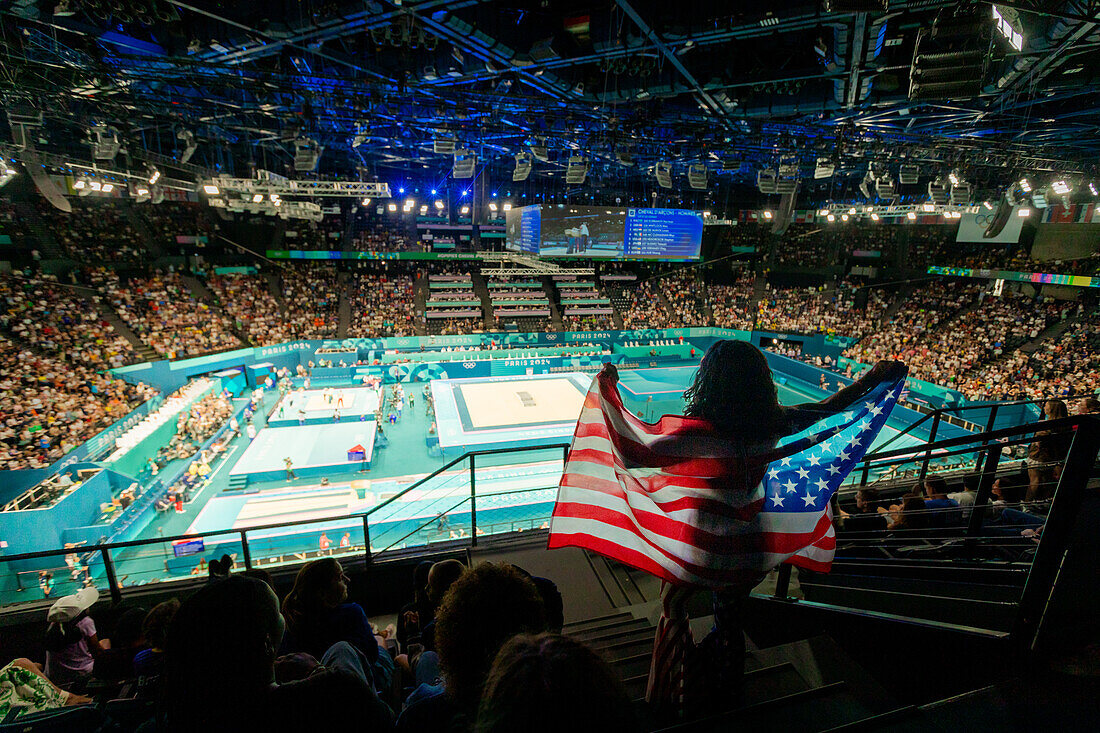 Patriotische amerikanische Frauen feuern das Team usa gymnastics bei den Olympischen Spielen Paris 2024 an, Bercy Arena, Paris, Frankreich, Europa