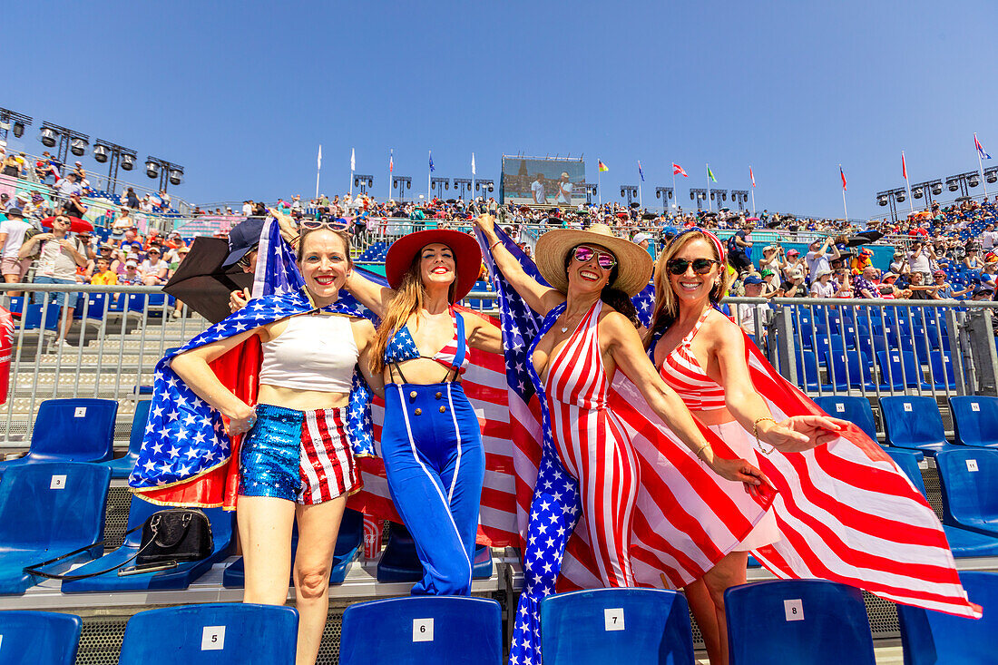 Patriotische amerikanische Frau springt und jubelt für das Team USA und die Olympischen Spiele Paris 2024 vor dem Eiffelturm, Paris, Frankreich, Europa