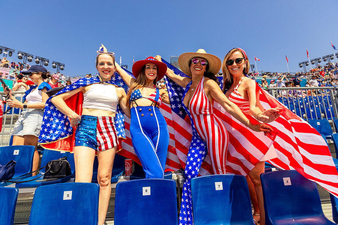 Patriotische amerikanische Frau springt und jubelt für das Team USA und die Olympischen Spiele Paris 2024 vor dem Eiffelturm, Paris, Frankreich, Europa