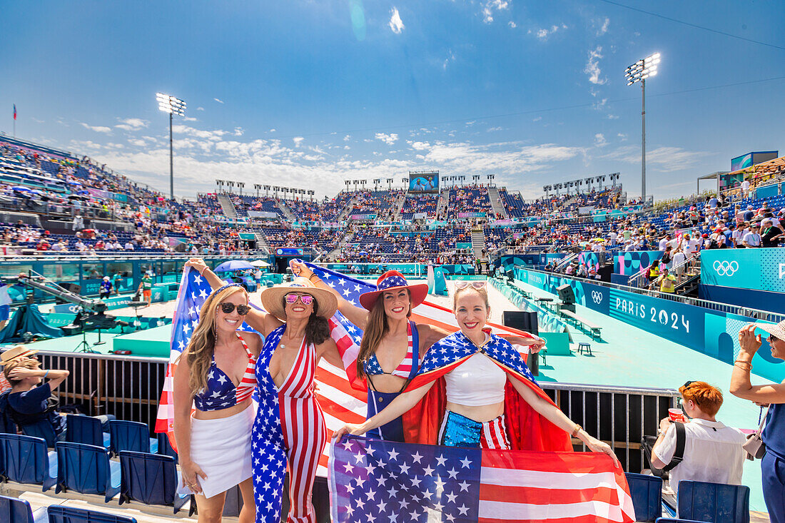 Patriotische amerikanische Frau springt und jubelt für das Team USA und die Olympischen Spiele Paris 2024 vor dem Eiffelturm, Paris, Frankreich, Europa