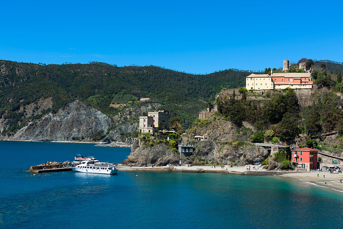 Ein Blick auf die Küste von Monterosso al Mare, einer Stadt in den Cinque Terre, UNESCO-Weltkulturerbe, Ligurien, Italien, Europa