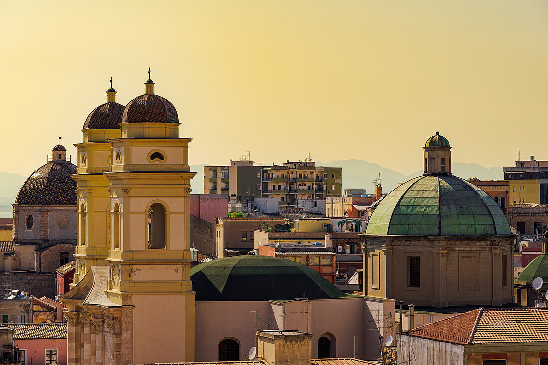 Panoramablick auf die Stiftskirche Sant Anna mit Kuppel und Glockentürmen, Cagliari, Sardinien, Italien, Mittelmeer, Europa