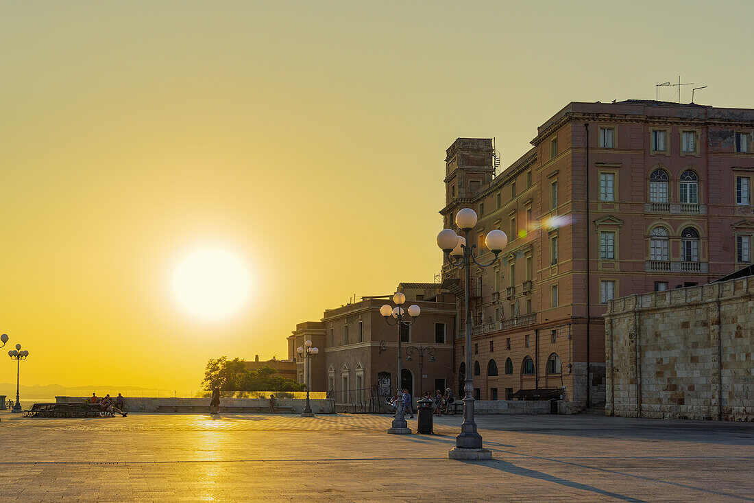 Sonnenuntergang, Terrasse und Strandpromenade der Bastion Saint Remy, Cagliari, Sardinien, Italien, Mittelmeer, Europa