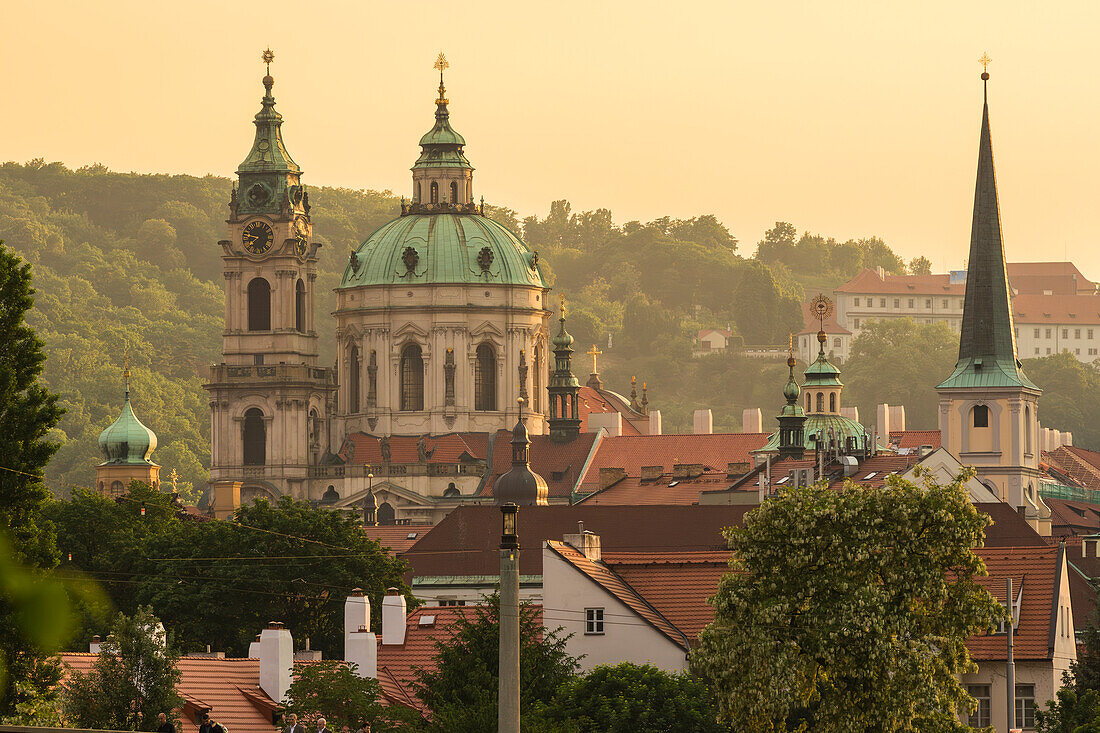 Turm und Kuppel der St.-Nikolaus-Kirche und der St.-Thomas-Kirche auf der Kleinseite bei Sonnenuntergang, Prag, Tschechische Republik (Tschechien), Europa