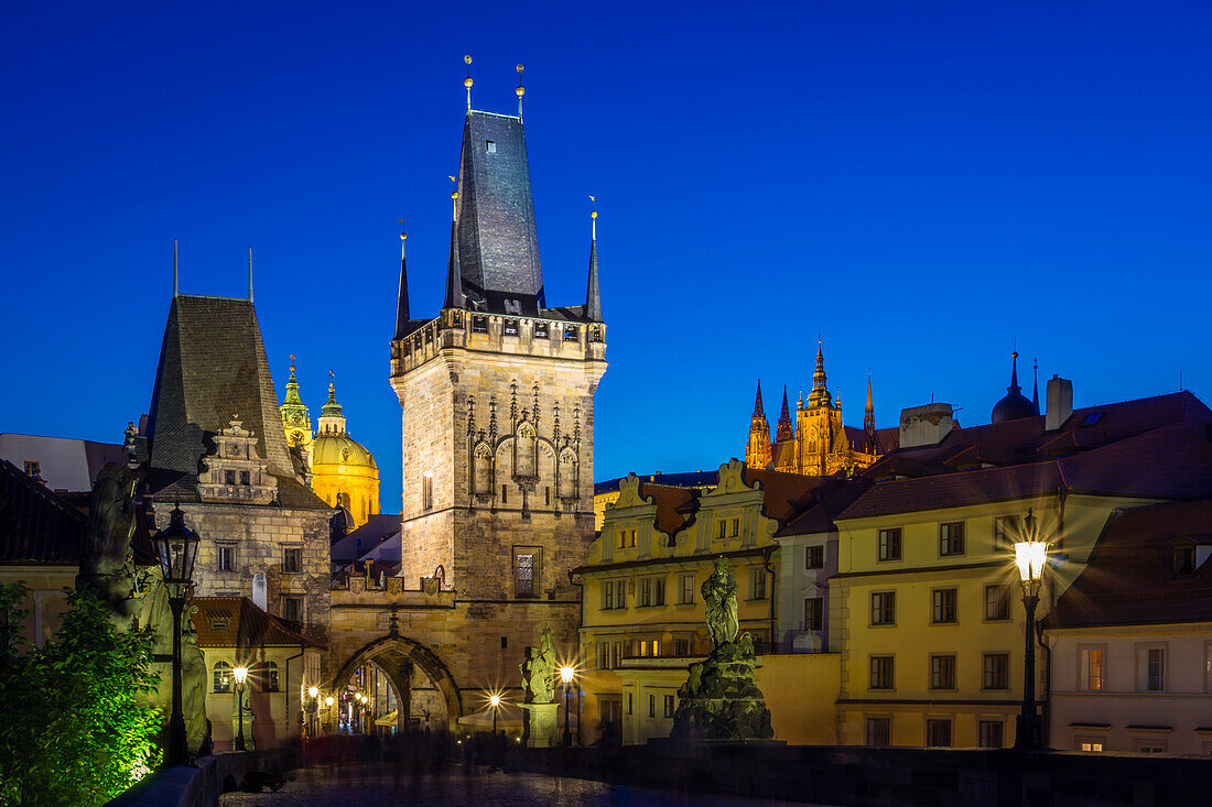 Beleuchteter Kleinseitner Brückenturm, St.-Nikolaus-Kirche und Prager Burg in der Dämmerung, UNESCO-Weltkulturerbe, Altstadt, Prag, Tschechische Republik (Tschechien), Europa