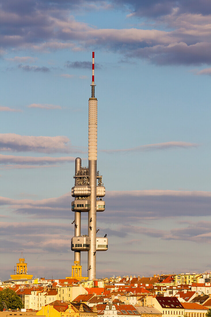 Fernsehturm in Zizkov bei Sonnenuntergang, Prag, Tschechische Republik (Tschechien), Europa