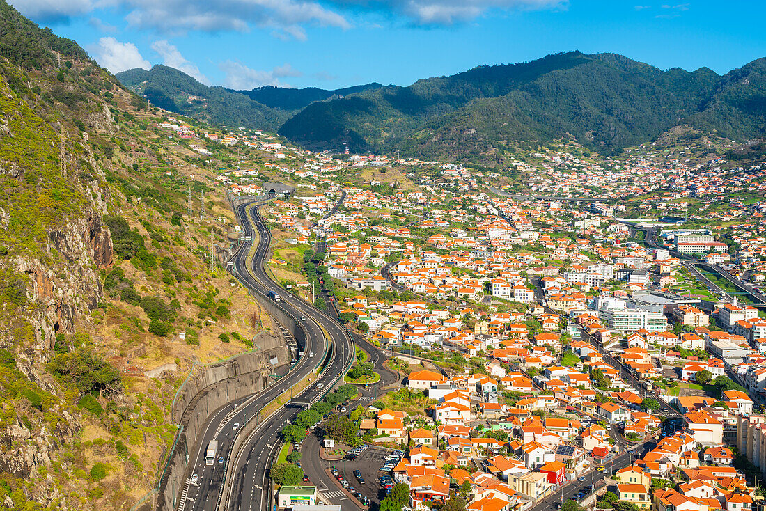 Erhöhte Ansicht von Machico mit Bergen im Hintergrund, Madeira, Portugal, Atlantik, Europa