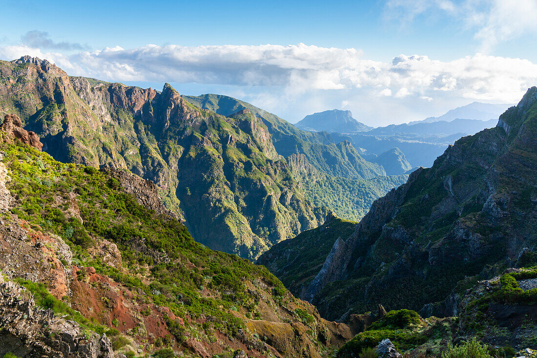 Berge um den Gipfel des Pico do Arieiro, Santana, Madeira, Portugal, Atlantik, Europa