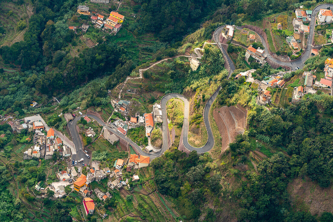 Luftaufnahme der kurvenreichen Straße, Curral das Freiras (Nonnenstall), Camara de Lobos, Madeira, Portugal, Atlantik, Europa