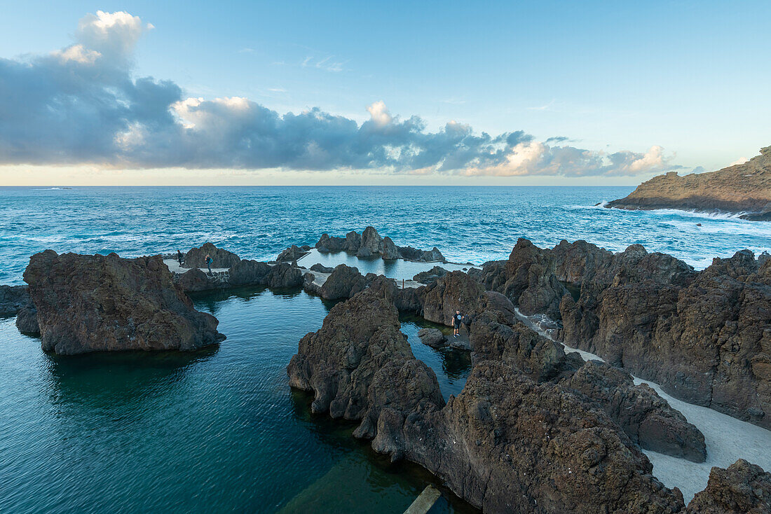 Natürliche Schwimmbäder aus Vulkangestein bei Sonnenuntergang, Porto Moniz, Madeira, Portugal, Atlantik, Europa