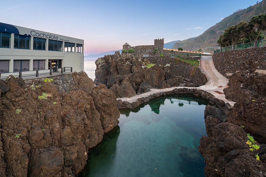 Blick von oben auf natürliche vulkanische Felsbecken in der Nähe des Aquariums von Madeira (Aquario da Madeira) und des Restaurants Cachalote, Porto Moniz, Madeira, Portugal, Atlantik, Europa